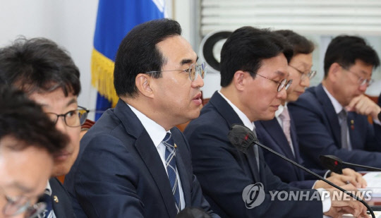 박홍근 더불어민주당 원내대표가 11일 오전 서울 여의도 국회에서 열린 원내대책회의에서 발언하고 있다.<연합뉴스>